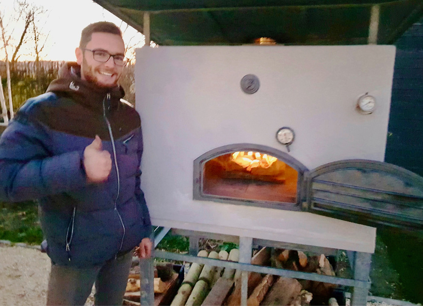 Auch mit dem Backofenbau ist Jannik gut vertraut.