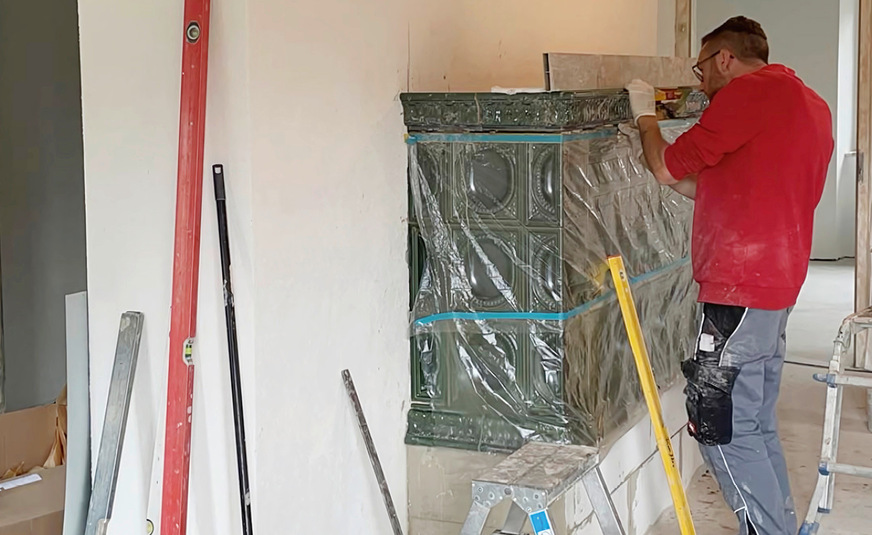 Hier beweist Jannik Sorgfalt beim Setzen des Kachelsimses.