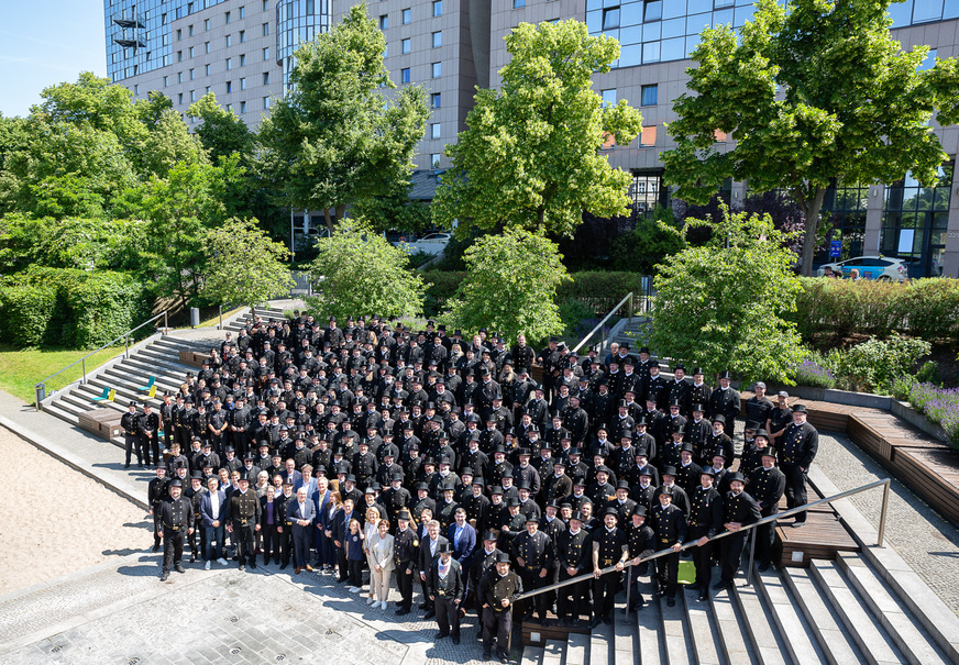 Ein beeindruckendes Foto der Männer in Schwarz.