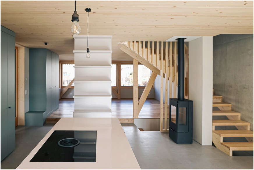 In diesem wunderschönen Haus ist der Kaminofen „Nexo“ von Attika gleich in zwei Wohneinheiten vorhanden. Hier zu sehen, der Ofen in der unteren Wohnung.