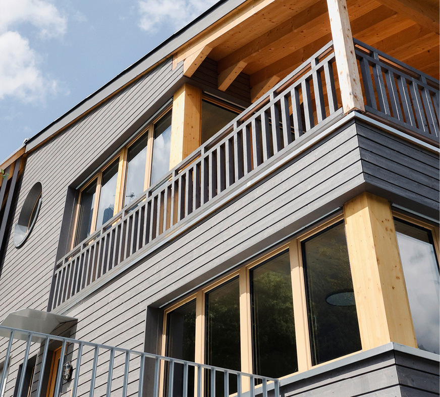 Das Untergeschoss ­wurde in massiver Bauweise erstellt, die oberen Geschosse sind als Holzbau konzipiert.