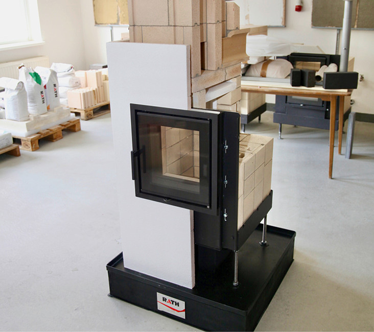 Im Schulungsraum konnten wir schon im April den kompakten Kachelofeneinsatz sehen, der als Messeneuheit auf der WoF präsentiert wurde.