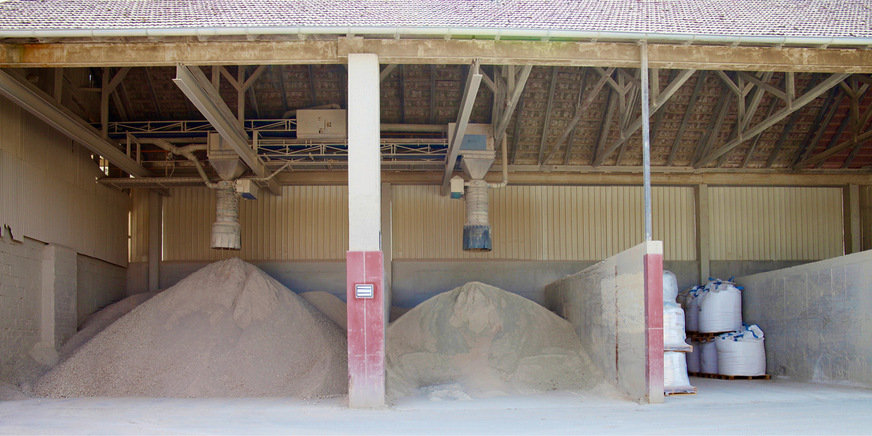 Rohmaterial im Außenlager.