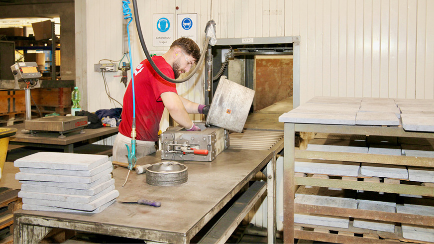 Besonders komplexe Geome­trien von Feuerfest-Produkten werden fachkundig in Handarbeit hergestellt.