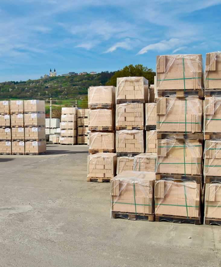 Von Kummnussbaum in alle Welt: Fertig palettierte Schamotte wartet auf den Versand.