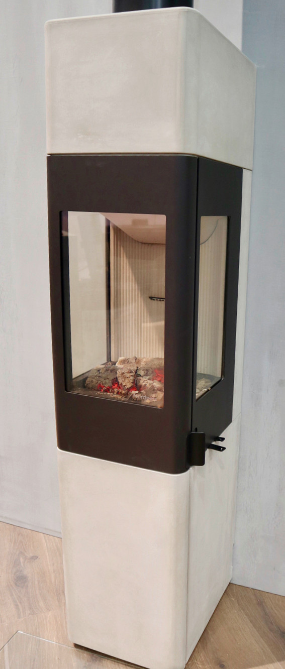 Säulenofen „Porto“ mit Farbanstrich.