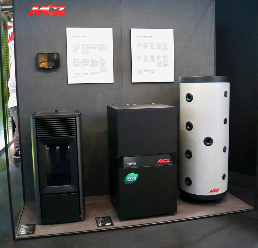 Zum Thema Hybrides Heizen hat MCZ eine hauseigene Kombination aus Pelletkaminofen, Wärmepumpe und Speicher samt Steuerung zu bieten.