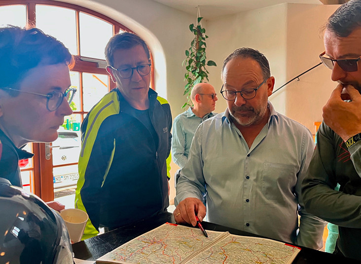 Wegbesprechung vor der Ausfahrt.