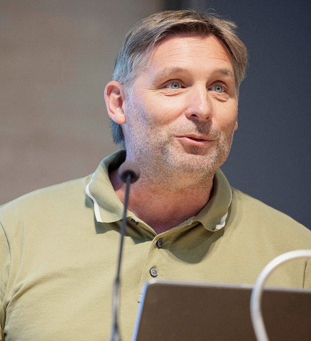 Jens Hilt, Bundesfachgruppenleiter hielt eine eindrucksvolle Begrüßungsrede, ­gespickt mit Humor ohne die ernsthaften Themen auszulassen.