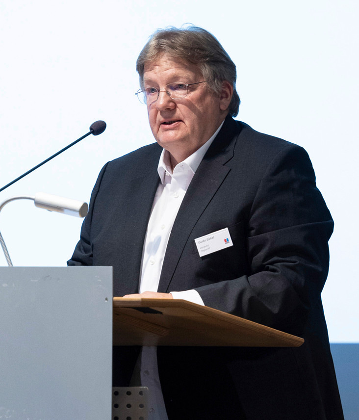 Guido Eichel bei seinem Vortrag über die Finanzen der Hagos.