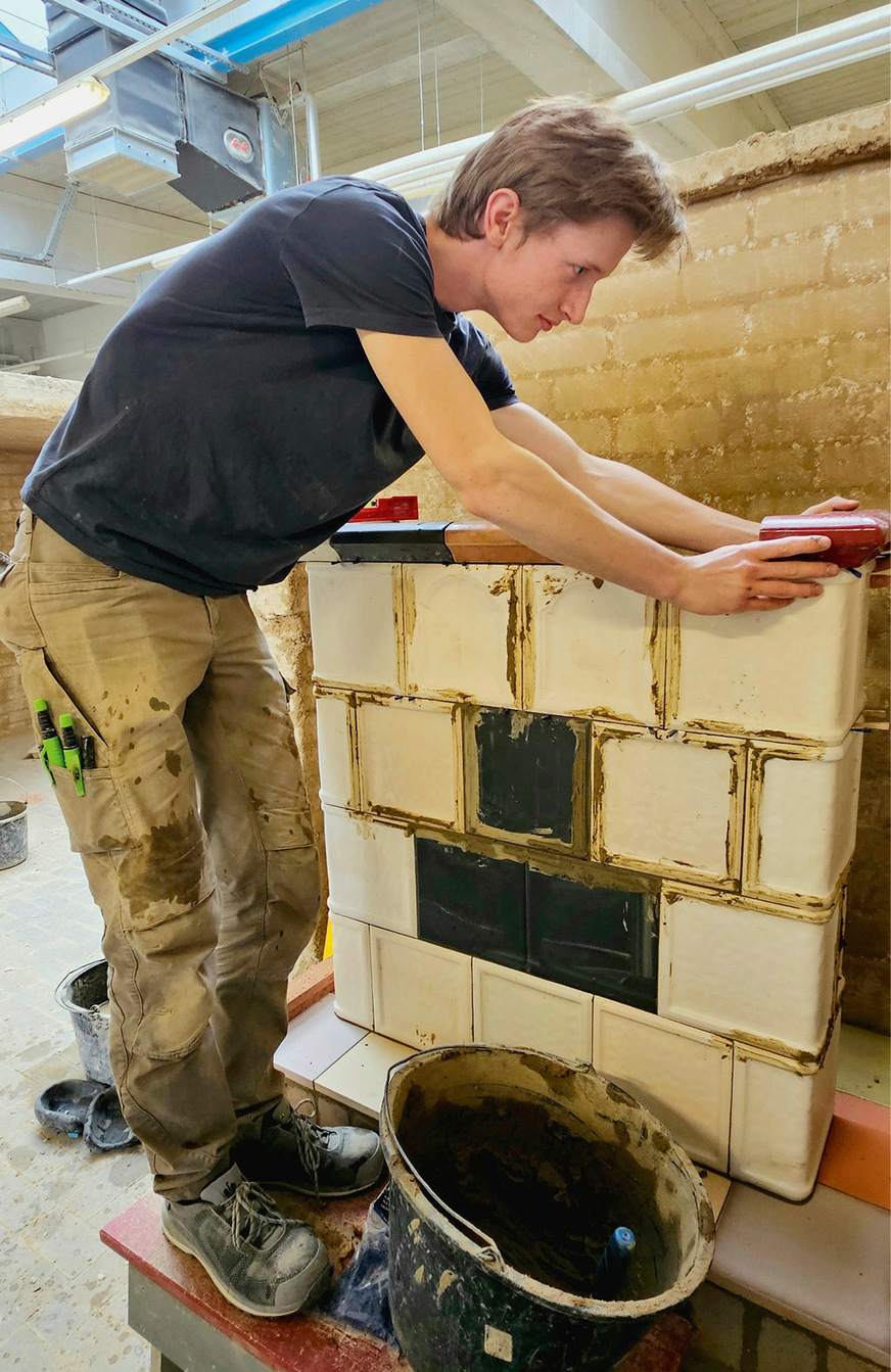 Im väterlichen Betrieb fallen häufig individuelle Arbeiten wie Wartung, Reparaturen oder auch Sanierungen von Bestands-Kachelöfen an.