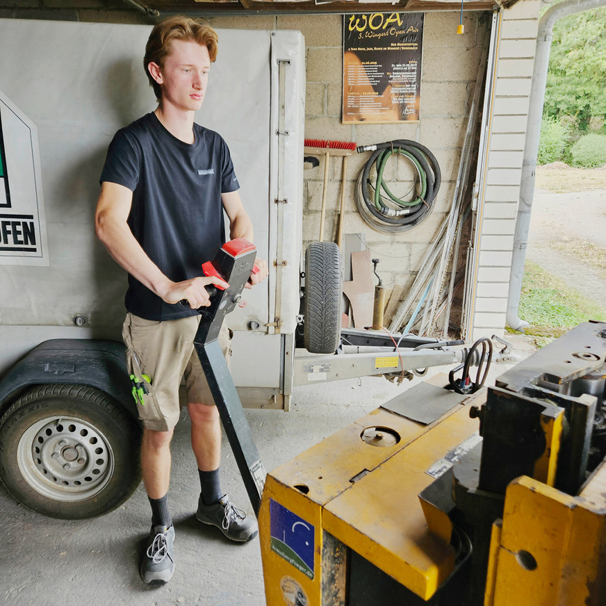 Ben kriegt‘s gedeichselt: Moderne Arbeitshilfen wie ein elektrischer Paletten-Hubwagen ­ tragen zur Abmilderung der körperlichen Belastung bei.