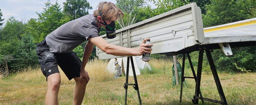 Aktuell wird sie vollrestauriert. Hier ist Ben bei der Lackierung der Pritsche zu sehen.