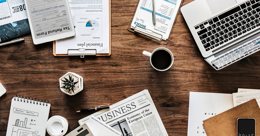 Der Schreibtisch voll und für alles verantwortlich: Die Führungskraft hat viele Aufgaben.