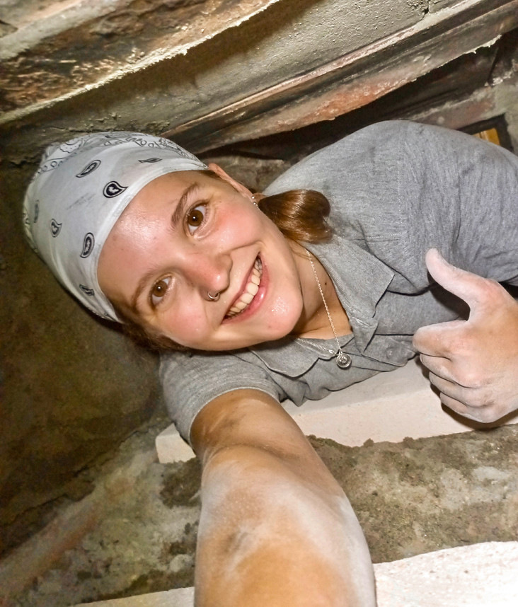 Mittendrin beim Ofenbau ist Ester Nagy in ihrem Element.