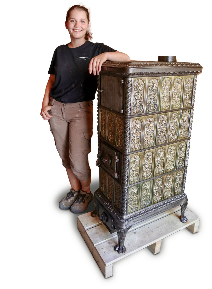 Mit viel Liebe zum Detail hat Ester Nagy diesen historischen Kachelofen von Grund auf saniert. Er wartet jetzt im Lager auf einen passenden ﻿Kunden.