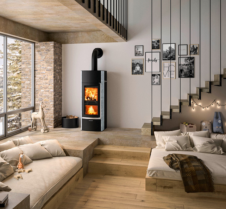 Hier die Prinzipskizze eines Hybridheizsystems von Oranier mit Pellet-Kaminofen und Kombispeicher alternativ können auch andere wasserführende Oranier-Öfen, zum Beispiel der Scheitholzkaminofen Hektos, eingebunden werden.