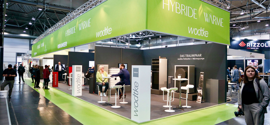 Die wodtke Pelletöfen water+ mit Wasserwärmetauscher (es stehen diverse Modelle zur Verfügung) zur Anbindung an das Zentralheizungssystem sind ideal für die Kombination insbesondere mit einer Wärmepumpe. Schon auf der World of Fireplaces 2023 präsentierte wodtke sein Konzept für Hybride Wärme auf der entsprechenden Sonderfläche.