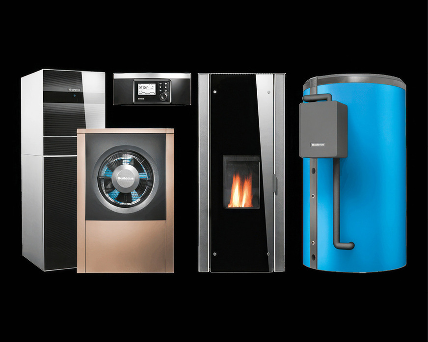 Von Buderus stammt dieses kompakte monoenergetische Heizsystem „Logaplus WLW196i AR-13“: Die Kombination aus der Luft-Wasser-Wärmepumpe „Logatherm WLW196i AR-13“, einem Hochleistungs-Warmwasserspeicher und einem wasserführenden Pellet-Kaminofen des Typs „Logastyle Lamina“.