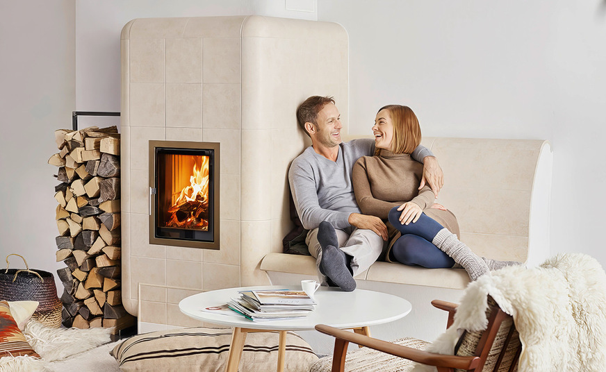 Man sieht einem Hafnertec-Kachelofen mit dualem Feuerraum nicht an, was für eine Technik in ihm steckt. Hier ein Modell, das vom Kachelofenbetrieb Kurt Nemecek umgesetzt wurde.