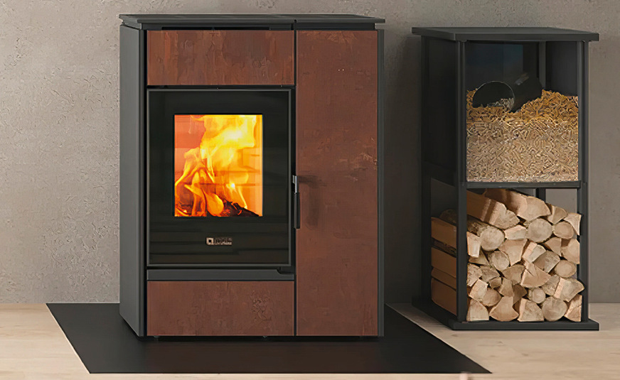 Mit dem Hybrid-Kaminofen „Margaret“ steigt auch La Nordica in den Markt der Hybridfeierstätten für Scheitholz- und Pelletbetrieb ein.