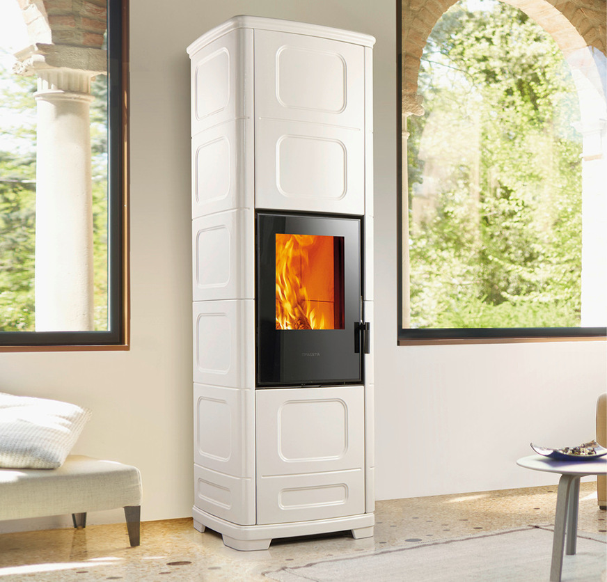 Die Hybridöfen der „Infinity-Plus-Linie“ von Piazzetta sind in verschie­denen optischen und technischen Ausführungen erhältlich, von tradi­tionell (mit Majolika-Kacheln) bis sachlich-modern.