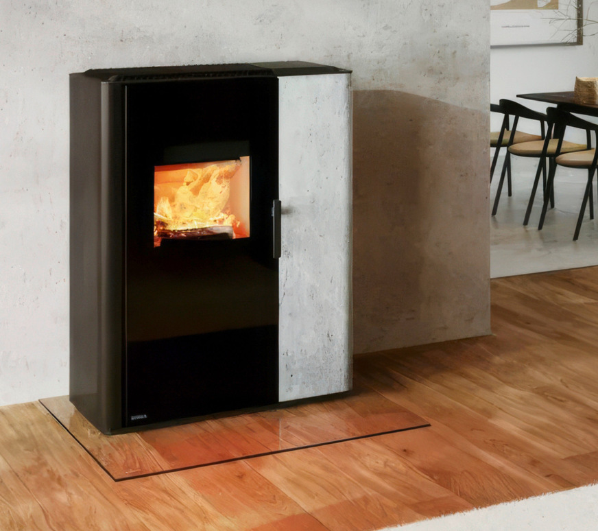 Der „Induo 3“ ist das neueste der Kombiofenmodelle von Rika. Auf Wunsch lässt sich die erwärmte Luft kanalisiert in weitere Räume leiten.