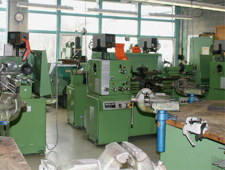 Darüber hinaus steht in Berufsschulen ein Equipment zur Verfügung, das kleine Ofenbaubetriebe beim besten Willen nicht vorhalten können.