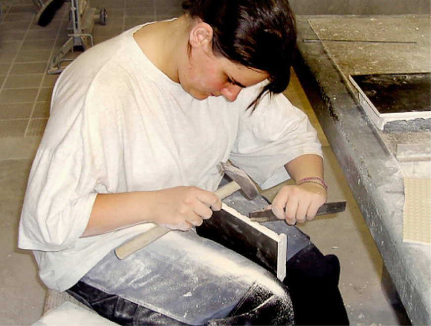 Ohne den Zeitdruck von Kundenaufträgen können handwerkliche Fertigkeiten in der Berufsschule mit Muße geübt und zur Perfektion getrieben werden.