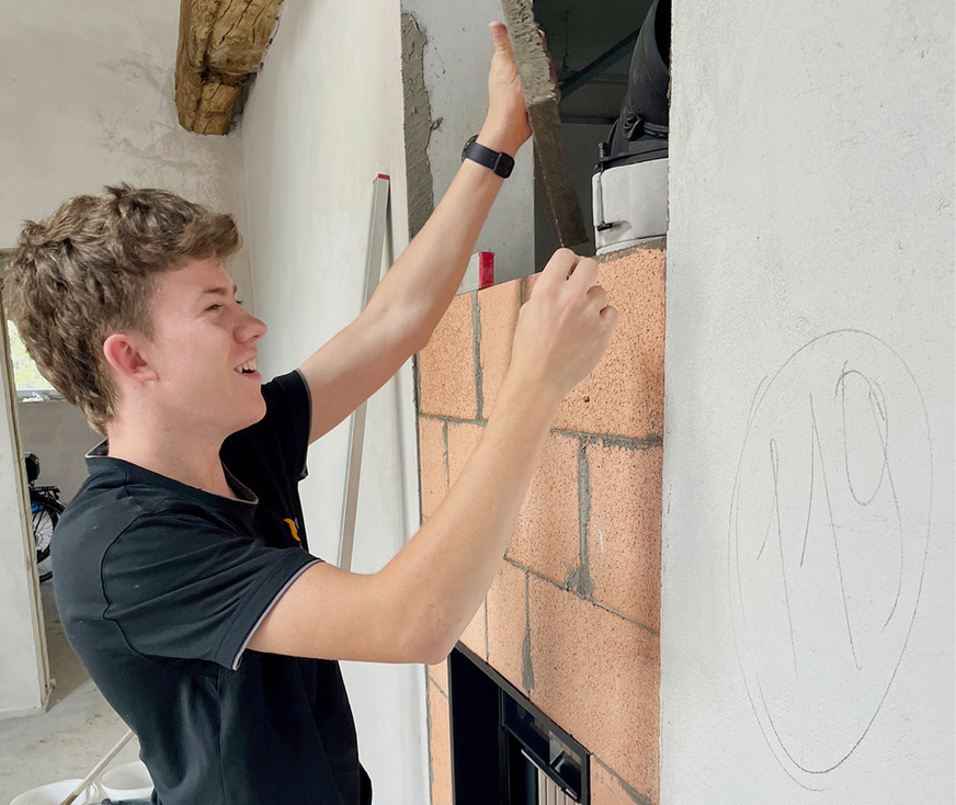 Gerade muss es werden: Leopold bei der flächenbündigen Einkleidung eines Hypokaustenofens mit Schamotte.