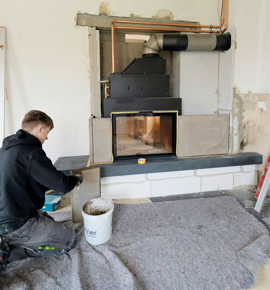 Hier baut Leopold gerade eine Kaminanlage mit Wassertechnik auf.