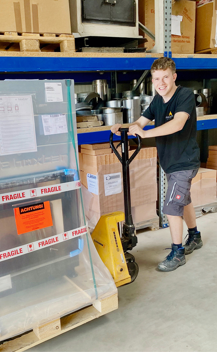 Nach der Morgenbesprechung wird Material für die Baustelle verladen.
