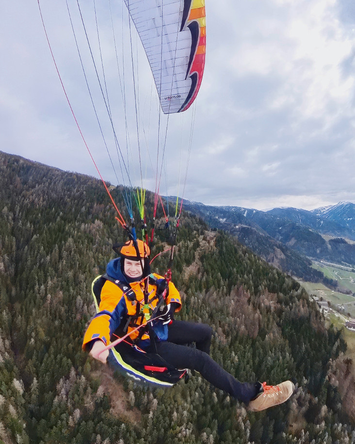 Leopold ist ein sportlich aktiver Mensch – sei es auf dem Motorrad oder beim Paragliding.