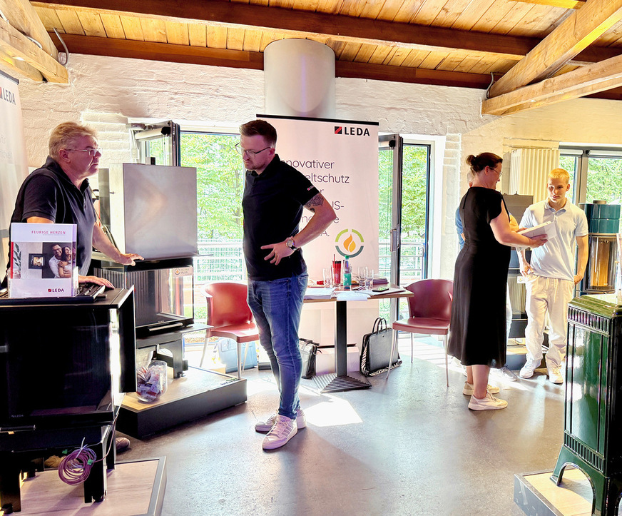 Die fachliche Beratung bei Leda wurde intensiv in Anspruch genommen. Auf der Hausmesse hatte man die Neuheiten von der WoF dabei.