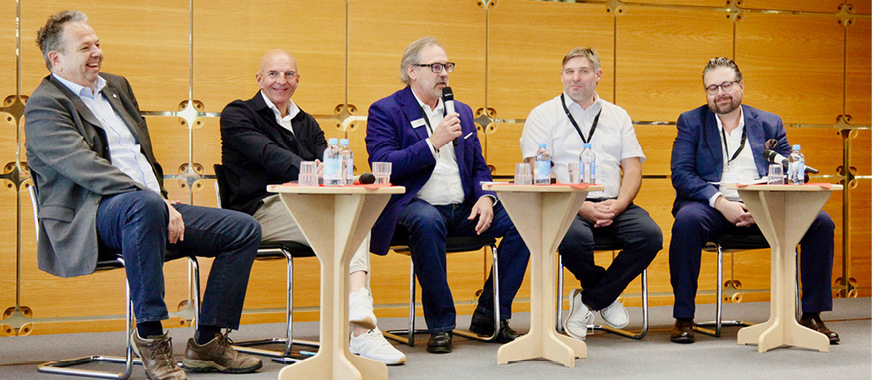 Lebhafte Podiumsdiskussionen mit Fragerunde auch aus dem Zuhörerraum – wie hier zur „Ofenzukunft“ oder zum „Ofendesign“ waren eine Säule der Veranstaltung