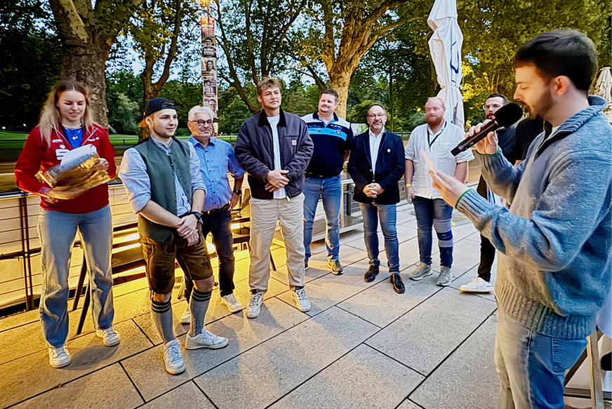 Preisverleihung für die deutsche Ofenbaumeisterschaft durch Annett Kaufmann (ganz links) und Robert Mülleneisen (ganz rechts). ­Sieger wurde Andreas Lengsfeld (4. von links).