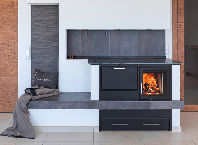 Der kleine „Schmal Junior“ ist nur einer von vielen verschiedenen Grundofen-Heizeinsätzen aus dem Ofen Innovativ-Programm. Trotz seines kleinen Formats zeigt sich an ihm die fast grenzenlose Vielseitigkeit, die OI-Produkten eigen ist. Hier eingesetzt in einem Herd sind alternativ auch wasserführende Lösungen oder solche mit reichlich Speichermasse umsetzbar. Und auch der Einsatz selbst ist in verschiedenen Gestaltungsformen lieferbar.