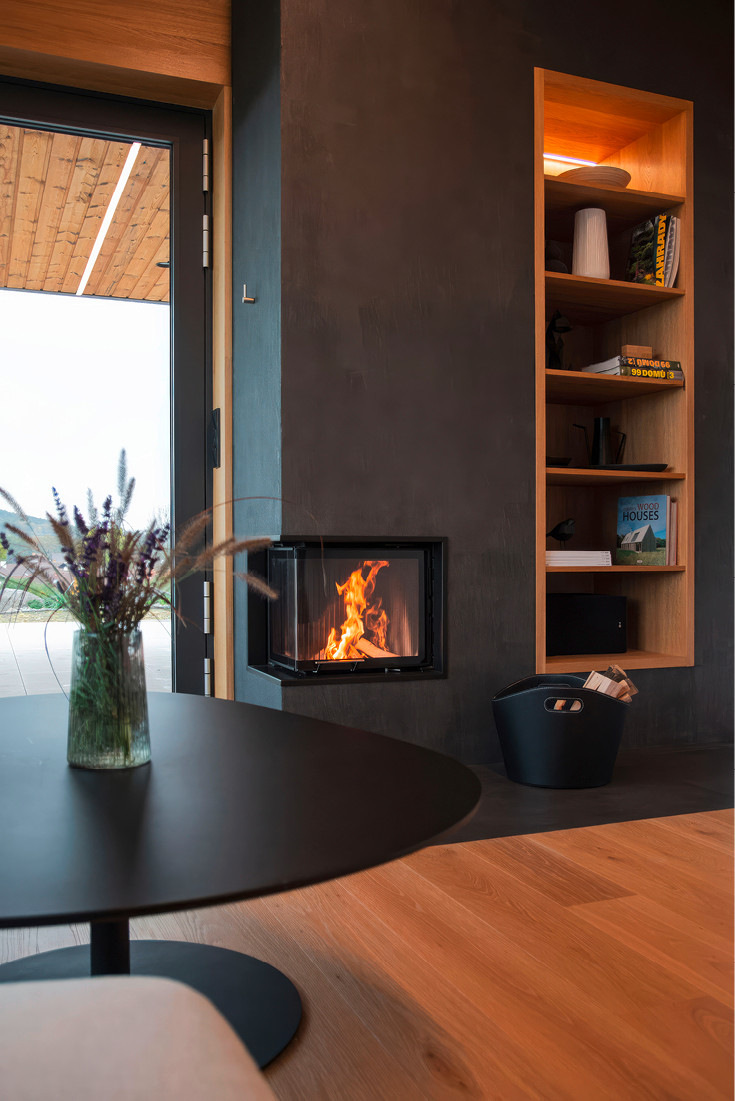 Mit Hoxter-Einsätzen lassen sich stylische Eckkaminlösungen ebenso überzeugend umsetzen wie besonders exklusive Raumteiler mit Kuschel-Koje und Kaufmann Keramik, wie im Bild oben zu sehen,