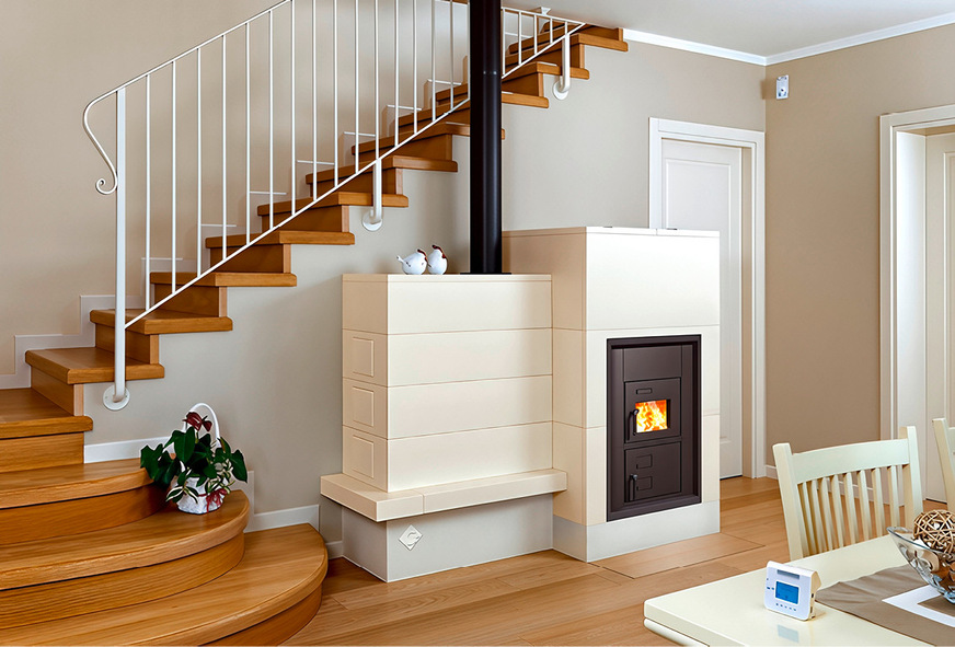 Der Schmid Format Kachelofeneinsatz ist perfekt als Austauschgerät geeignet. Das Modell ist in drei Varianten, in 6, 9 und 11 kW verfügbar. Der Kachelofeneinsatz hat zwei Feuertüren – die obere mit Mehrfachverglasung reduziert die Wärmeabgabe durch die Glasscheibe um 30%, die untere ermöglicht eine besonders einfache Reinigung.