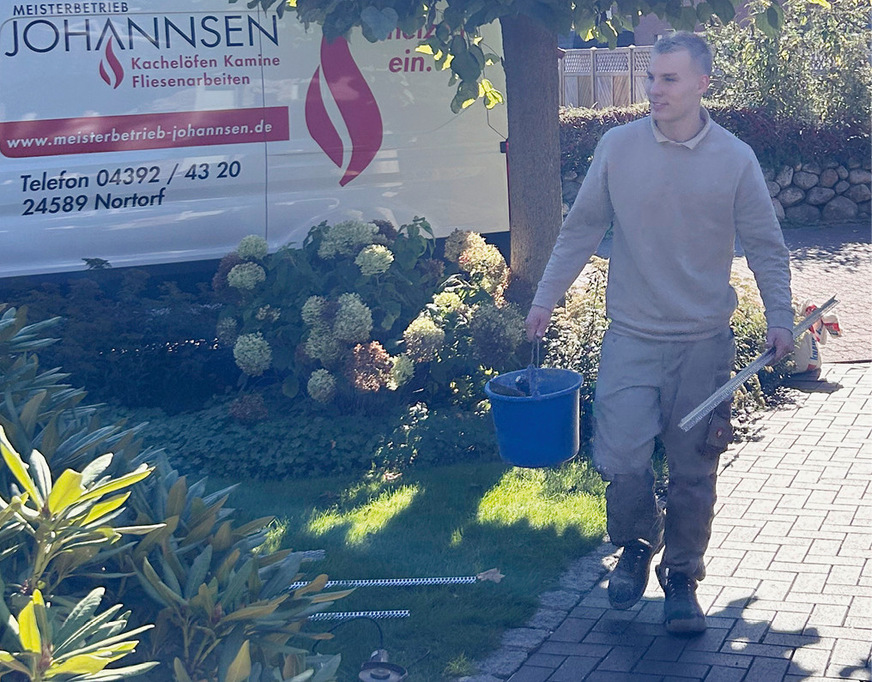 Morgens lädt Pit Material ab und rüstet die Baustelle ein.