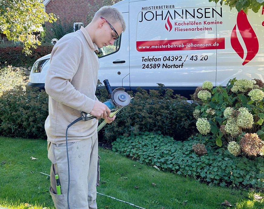 Die Vielseitigkeit des Ofenbau-Handwerks zeigt sich auch in der Vielzahl unterschiedlicher Werkzeuge, mit denen Pit arbeitet.