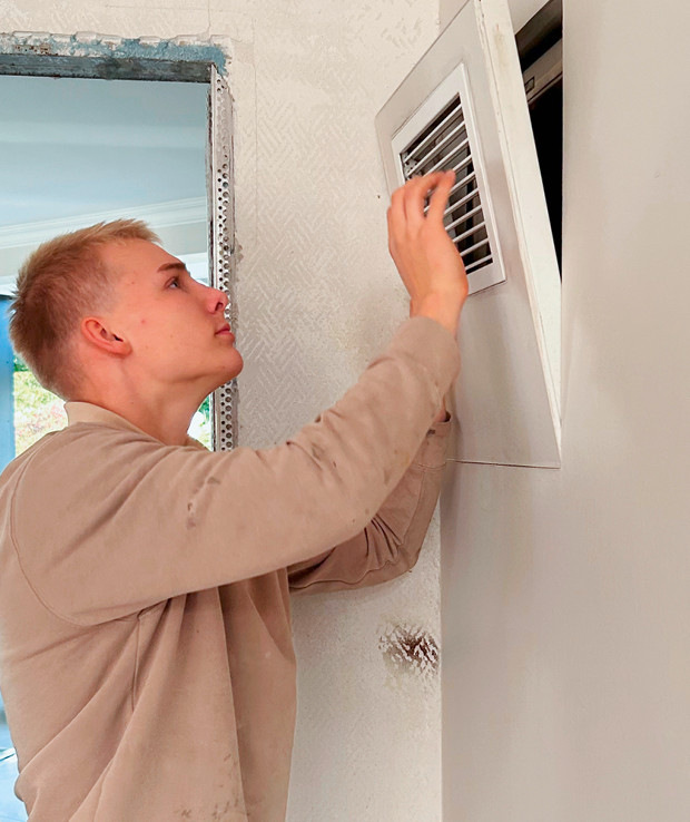 Pit beim Einpassen eines Luftgitters.