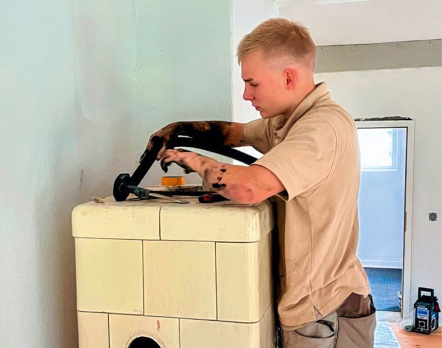 Mit L﻿iebe und Sorgfalt widmet sich Pit hier einem antiken Kachelofenschätzchen ...﻿