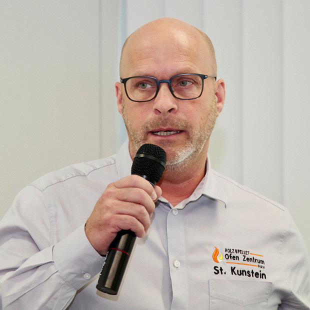 Praktiker Stephan Kunstein, Holz & Pellet Ofenzentrum NRW, stellte das „Multifuoco“-System als kostengünstige Option zur häuslichen Wärmeversorgung vor.