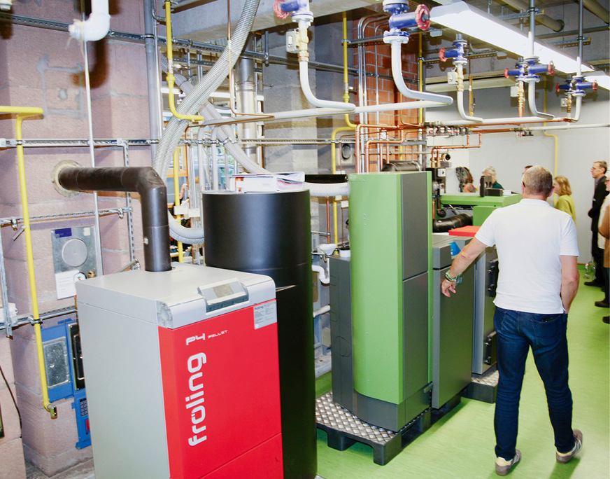 Mittendrin statt nur dabei: Symposiumsteilnehmer machten einen Rundgang durch die Schulungsräume der bayerischen Schornsteinfegerinnung.