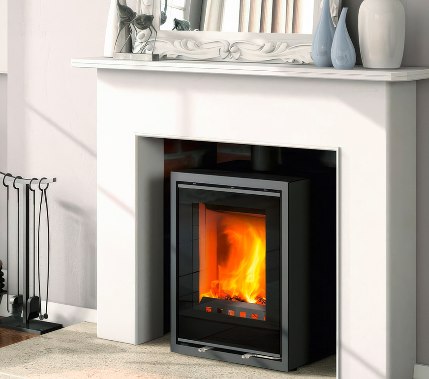 Das Linear Module XS von Spartherm kann dank seines platzsparenden Formats auch einfach in einen größeren Kamin hineingestellt werden. Genauso gern wird es auch für besonders schlichte Solitärlösungen im Neubau genutzt.