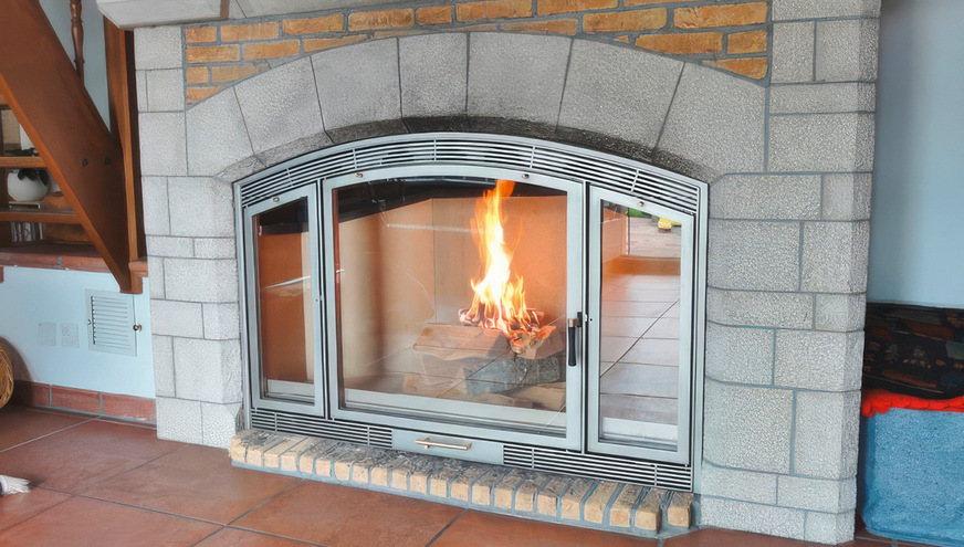 Wotan ist ein weiterer Spezialist für im Manufakturverfahren hergestellte Kaminkassetten. Hier eine besonders elegante Stichbogen-Kaminkassette.