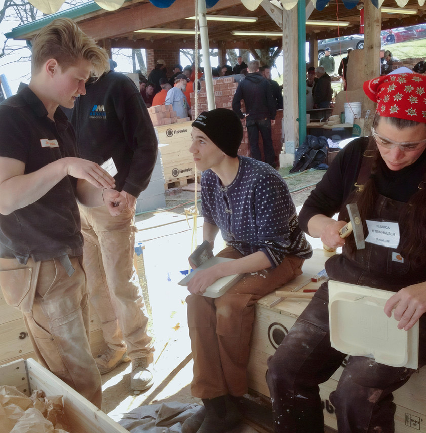 ... inklusive des dort initiierten Kachel-Herstellungskurses.