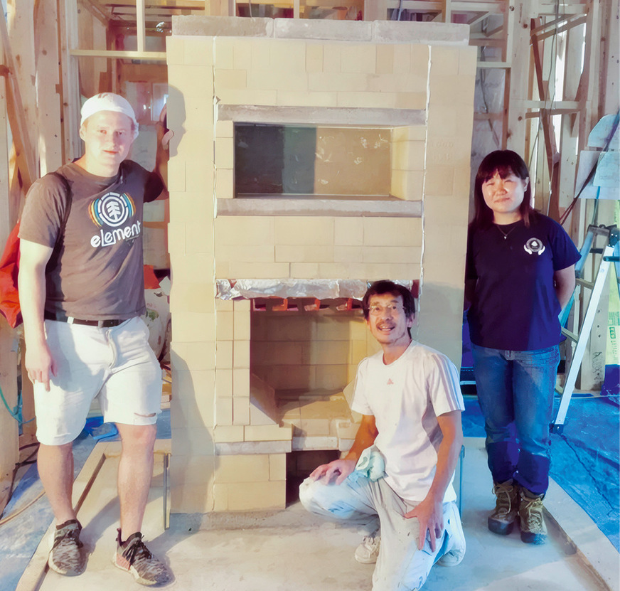 Später baute Jim mit Aki Yoshimizu in Japan einen Kachelofen auf.