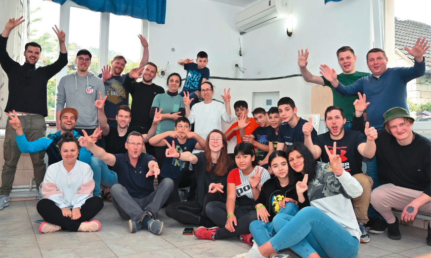 Als Teil des ­Dresdener Meisterkurses reiste Jim für die Initiative „Wärme für Kinder“ nach ­Rumänien, um dort in einem Heim einen Kachelofen zu errichten.